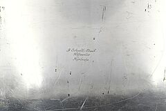 Wilkens  Soehne - Grosse ovale Servierplatte des Badischen Leib Grenadier Regiments mit Widmung, 74004-3, Van Ham Kunstauktionen