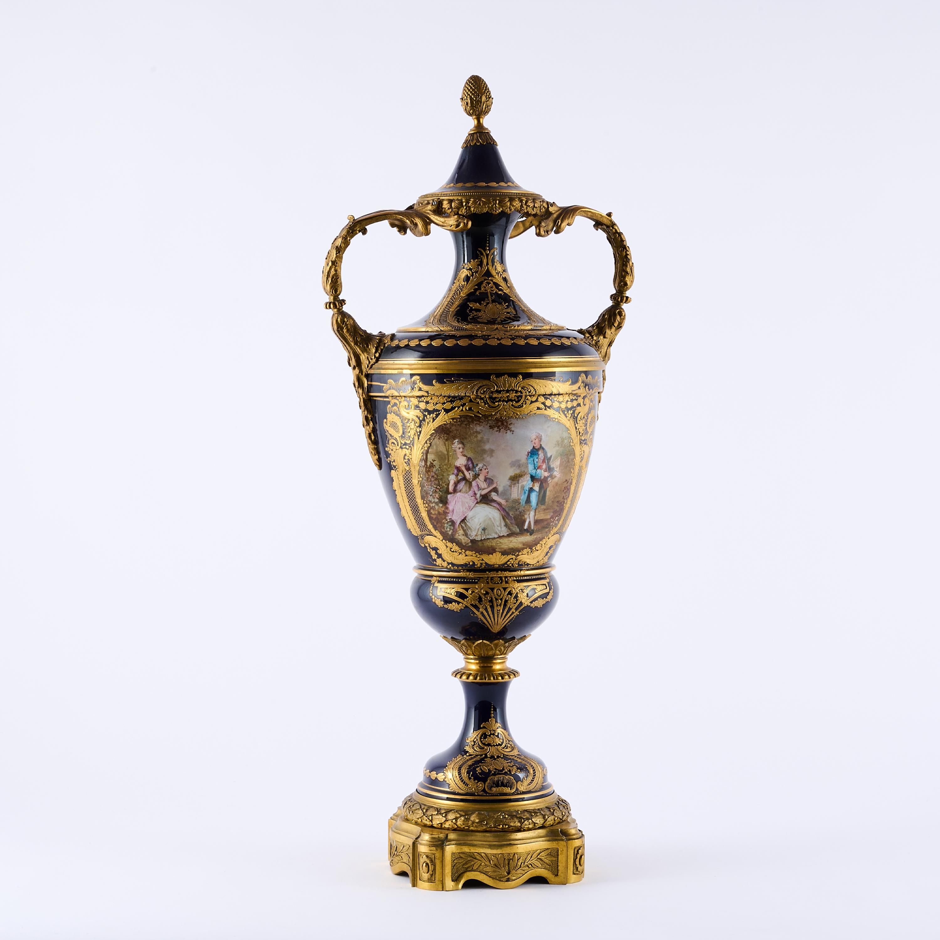 Große Deckelvase im Sèvres-Stil mit galanter Gesellschaft und Landschaft, 81479-8, Van Ham Kunstauktionen