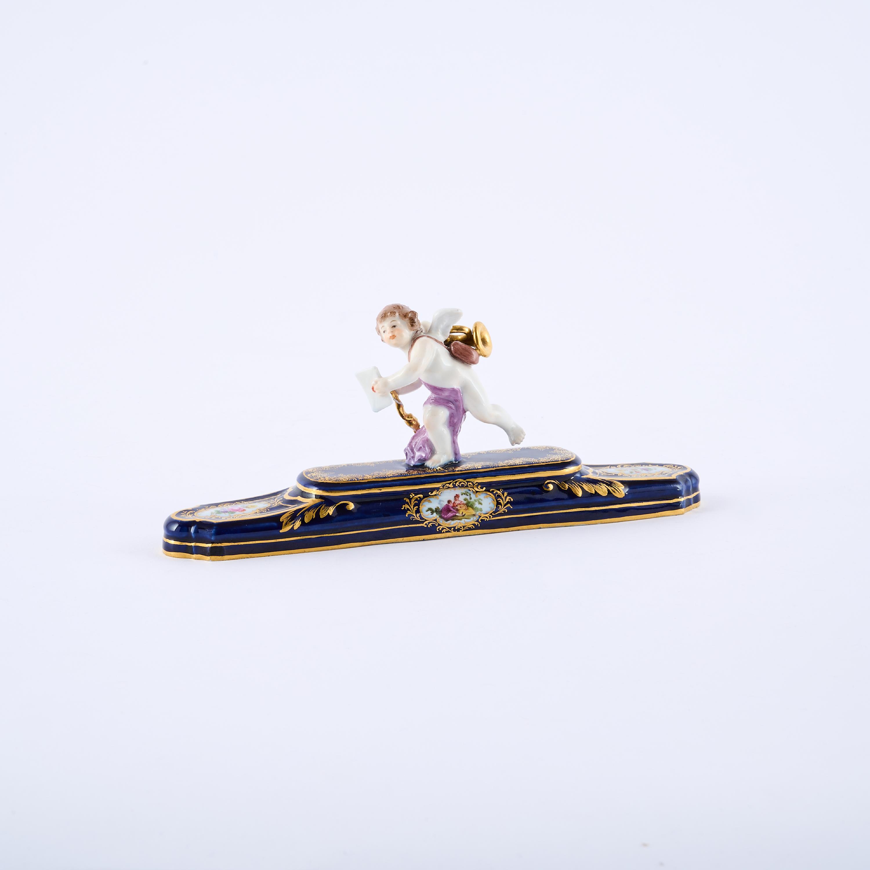 Meissen - Briefbeschwerer mit Amorette als Kurier von Liebesbriefen, 81741-33, Van Ham Kunstauktionen