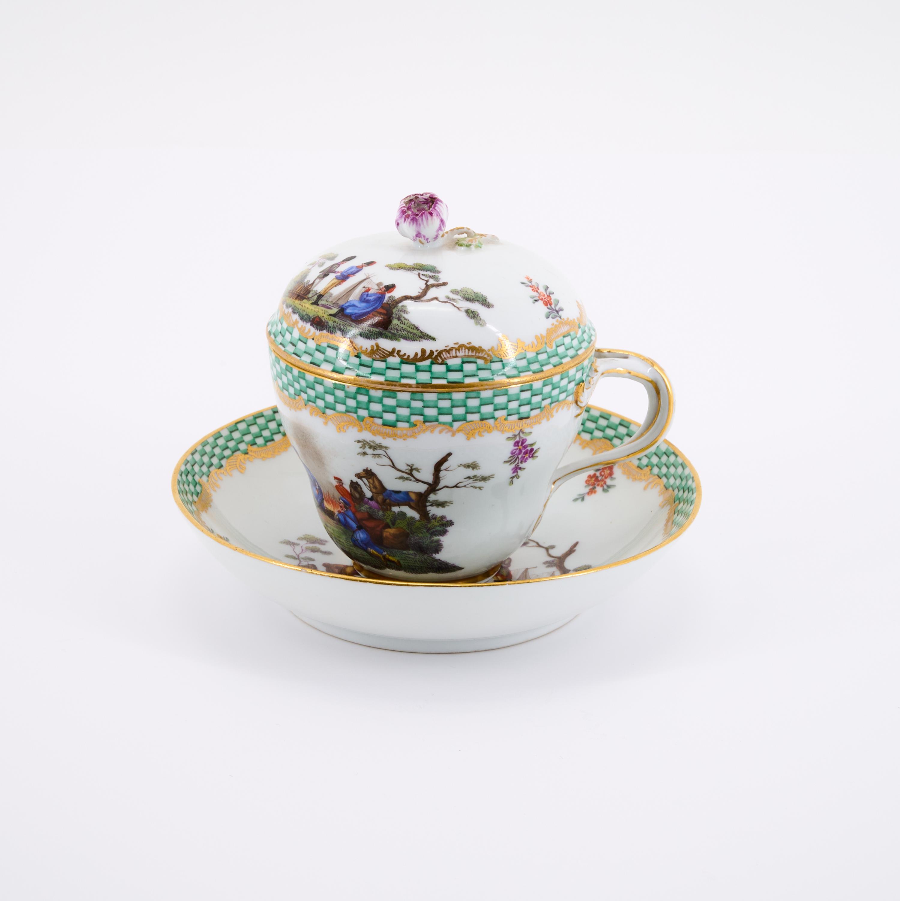 Meissen - Deckeltasse und Untertasse mit militärischen Szenen und türkis grünem Mosaikrand, 81741-15, Van Ham Kunstauktionen
