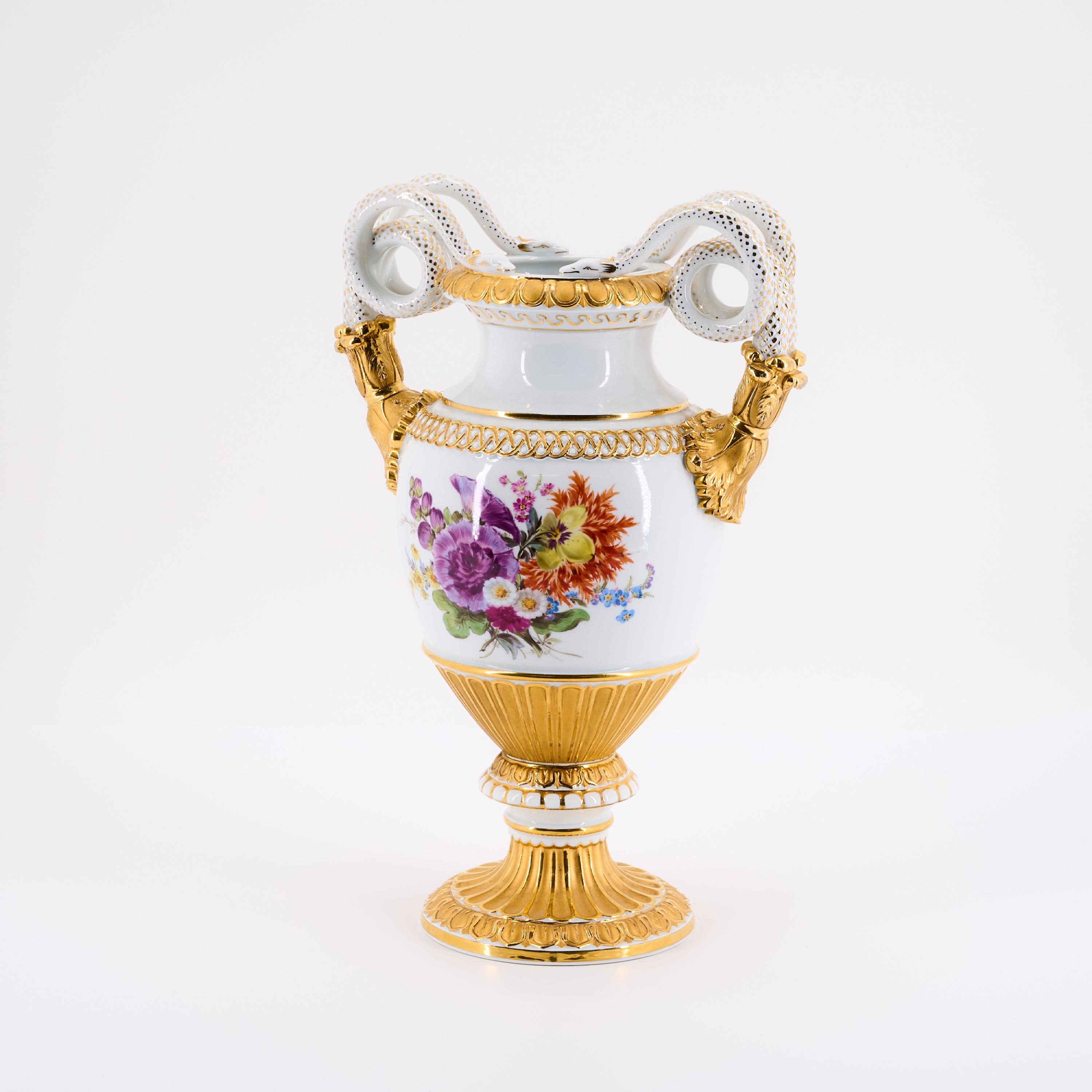 Meissen - Schlangenhenkelvase mit Blumenmalerei, 81588-17, Van Ham Kunstauktionen