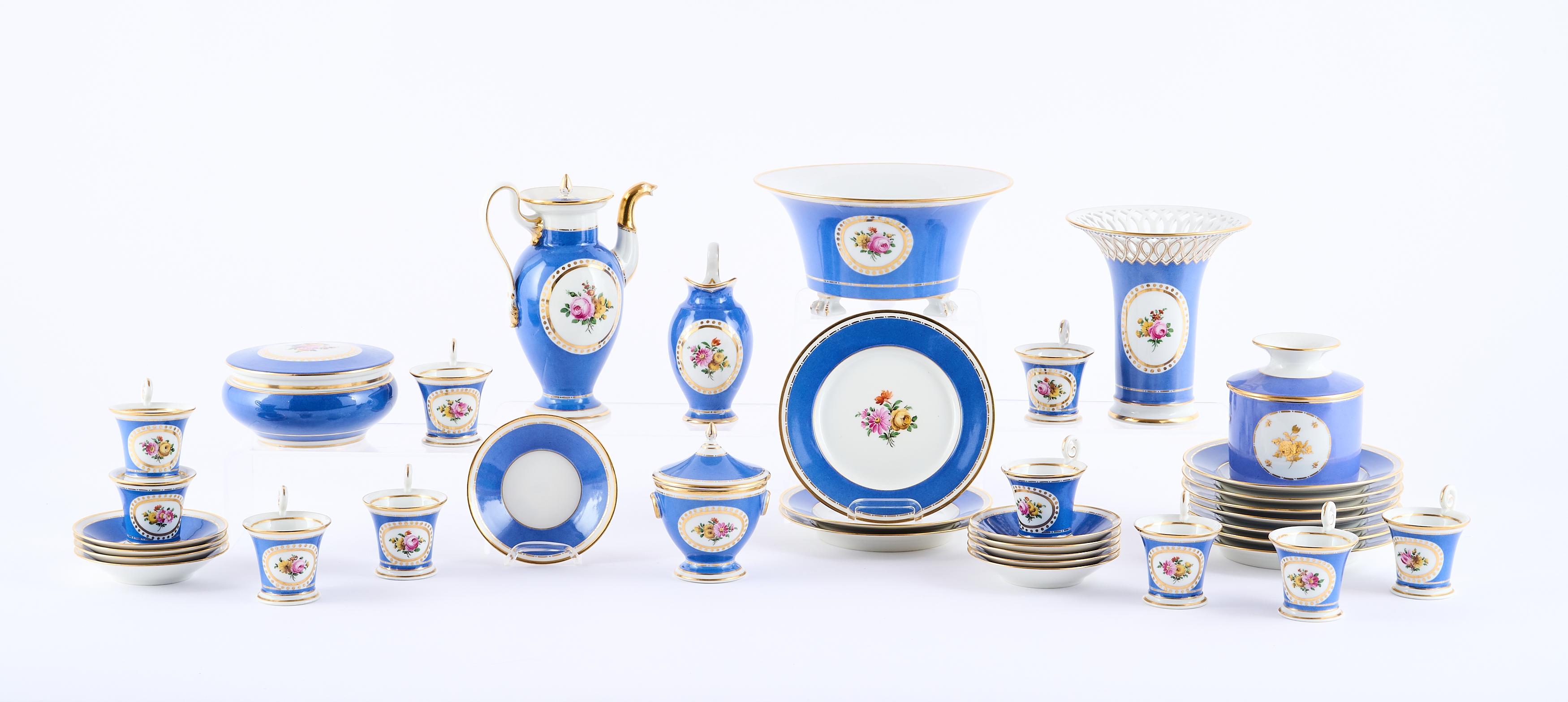 Nymphenburg - Klassizistisches Blaufond Mokkaservice mit Blumenmalerei, 81800-3, Van Ham Kunstauktionen