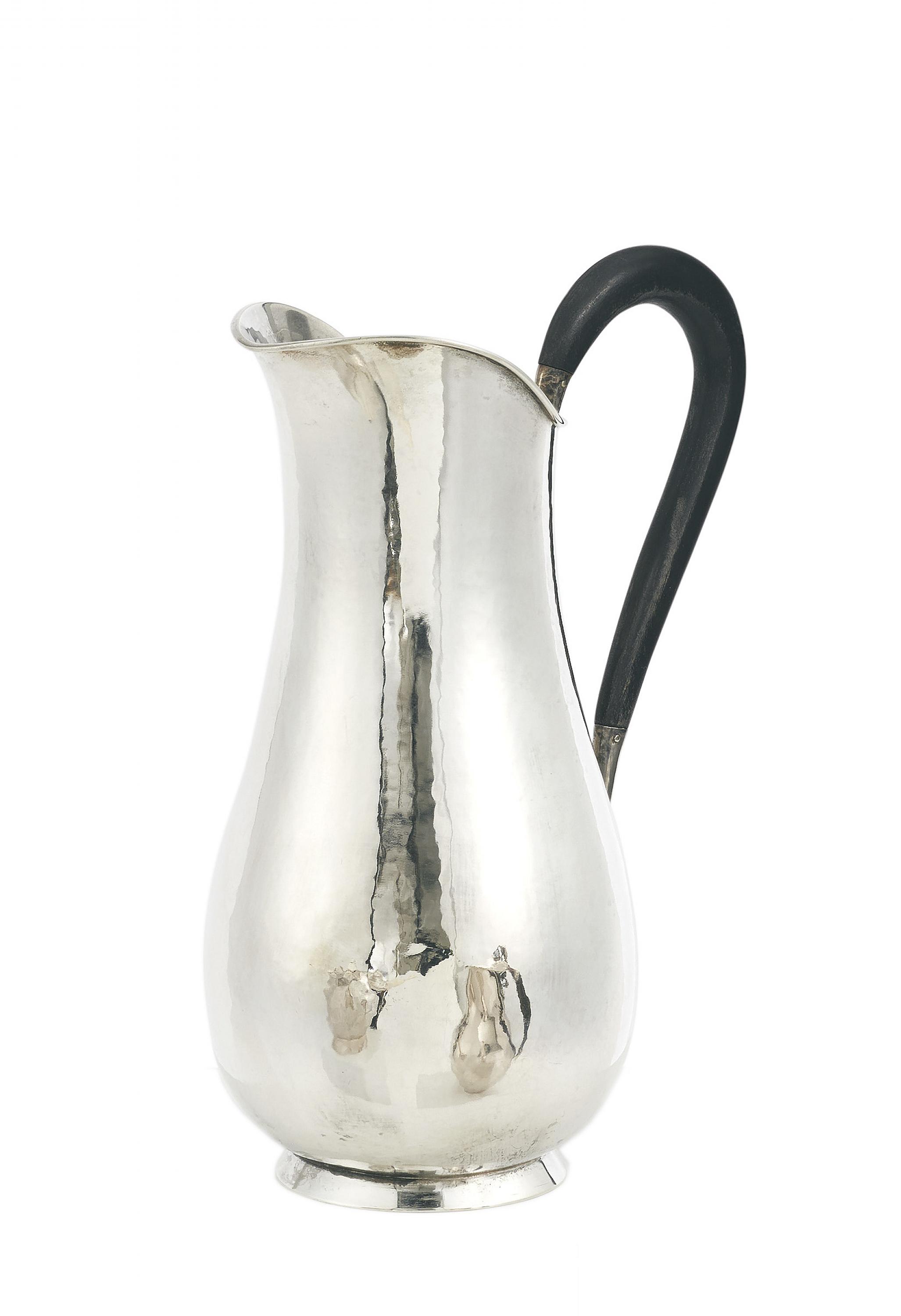 Adolf Mogler - Schlank gebauchte Wasserkanne mit martellierter Oberflaeche, 81032-7, Van Ham Kunstauktionen