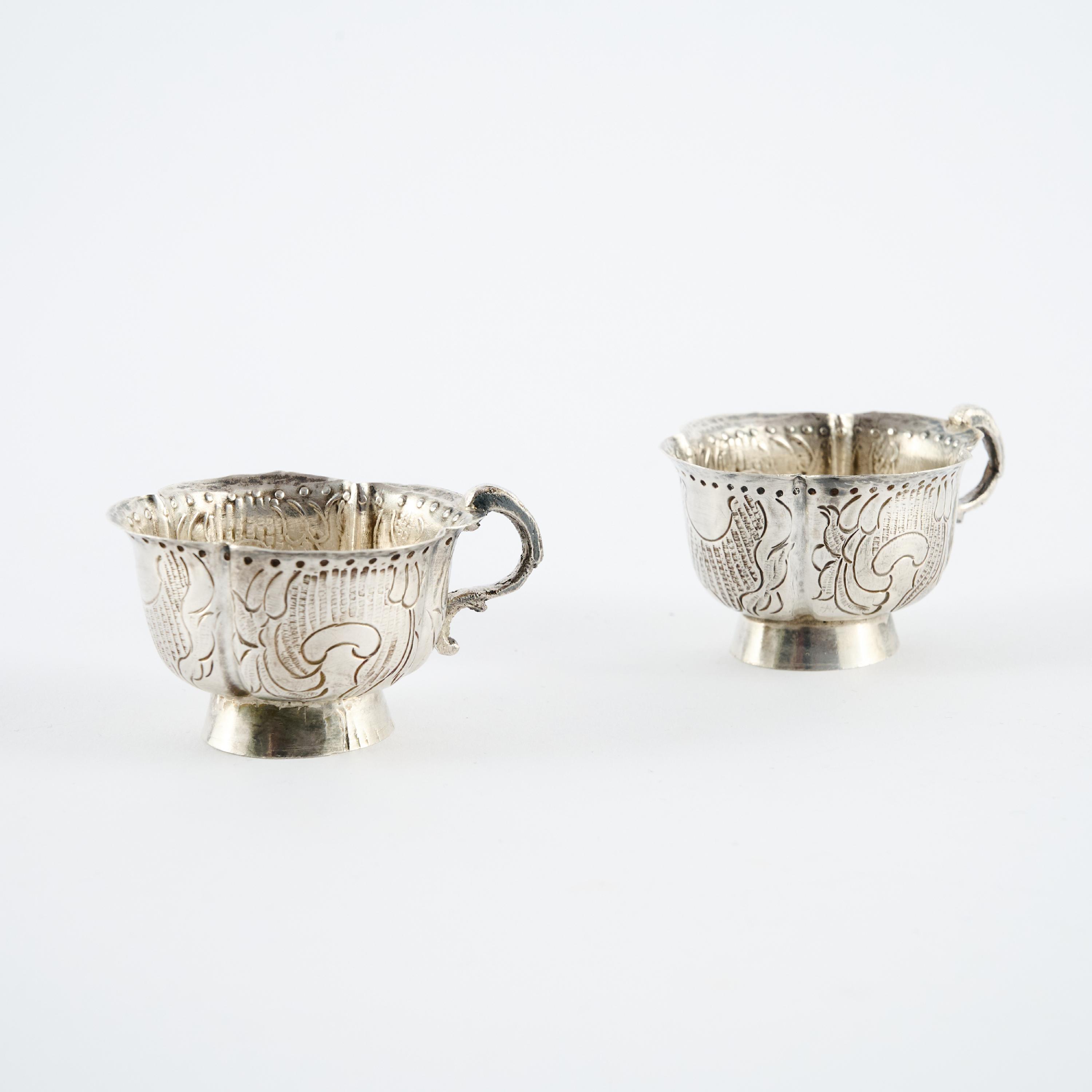 Alexander Hildebrand - Paar Tscharki mit Blatt- und Muscheldekor, 80769-2, Van Ham Kunstauktionen