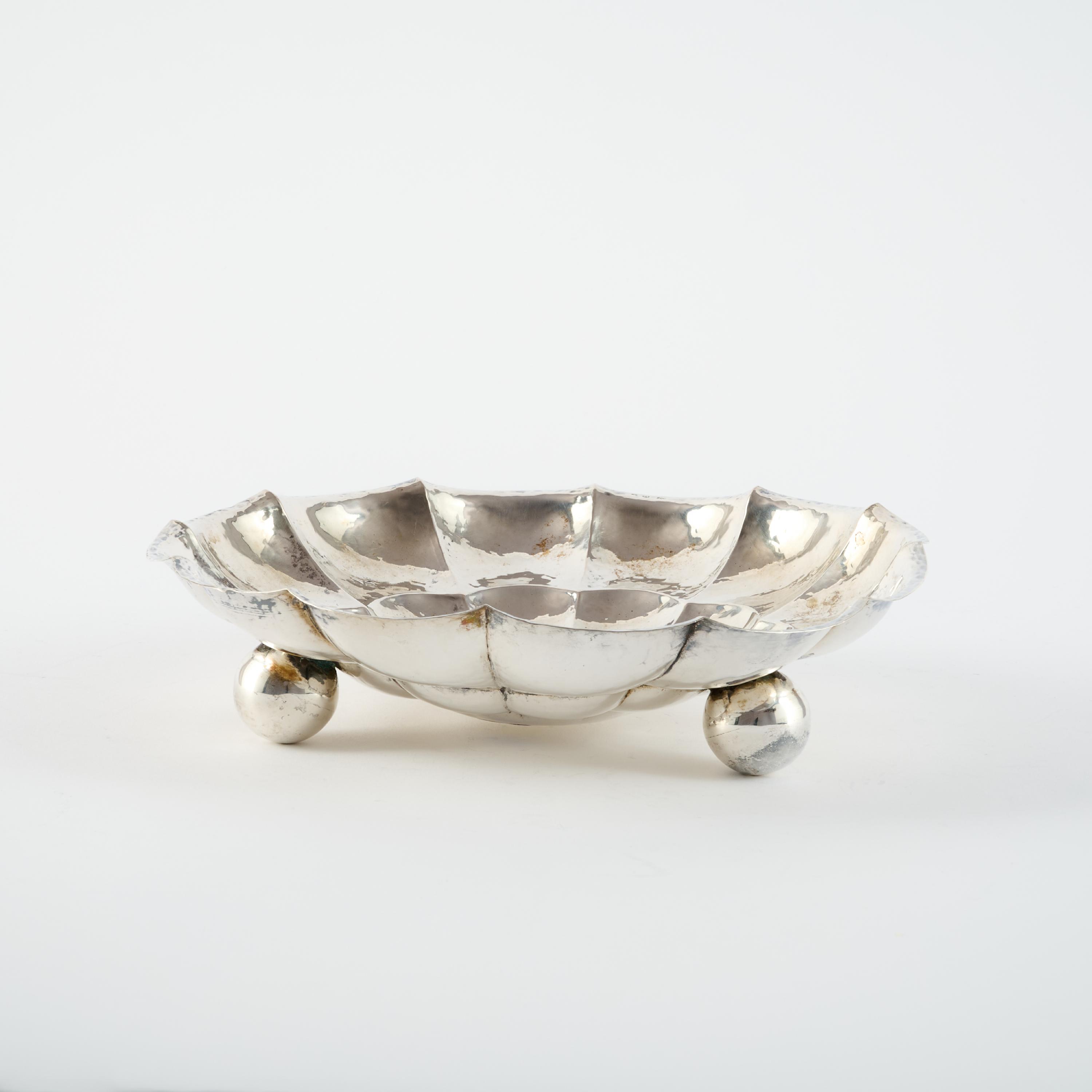 Alexander Sturm - Runde Anbietschale mit martellierter Oberflaeche, 81950-3, Van Ham Kunstauktionen