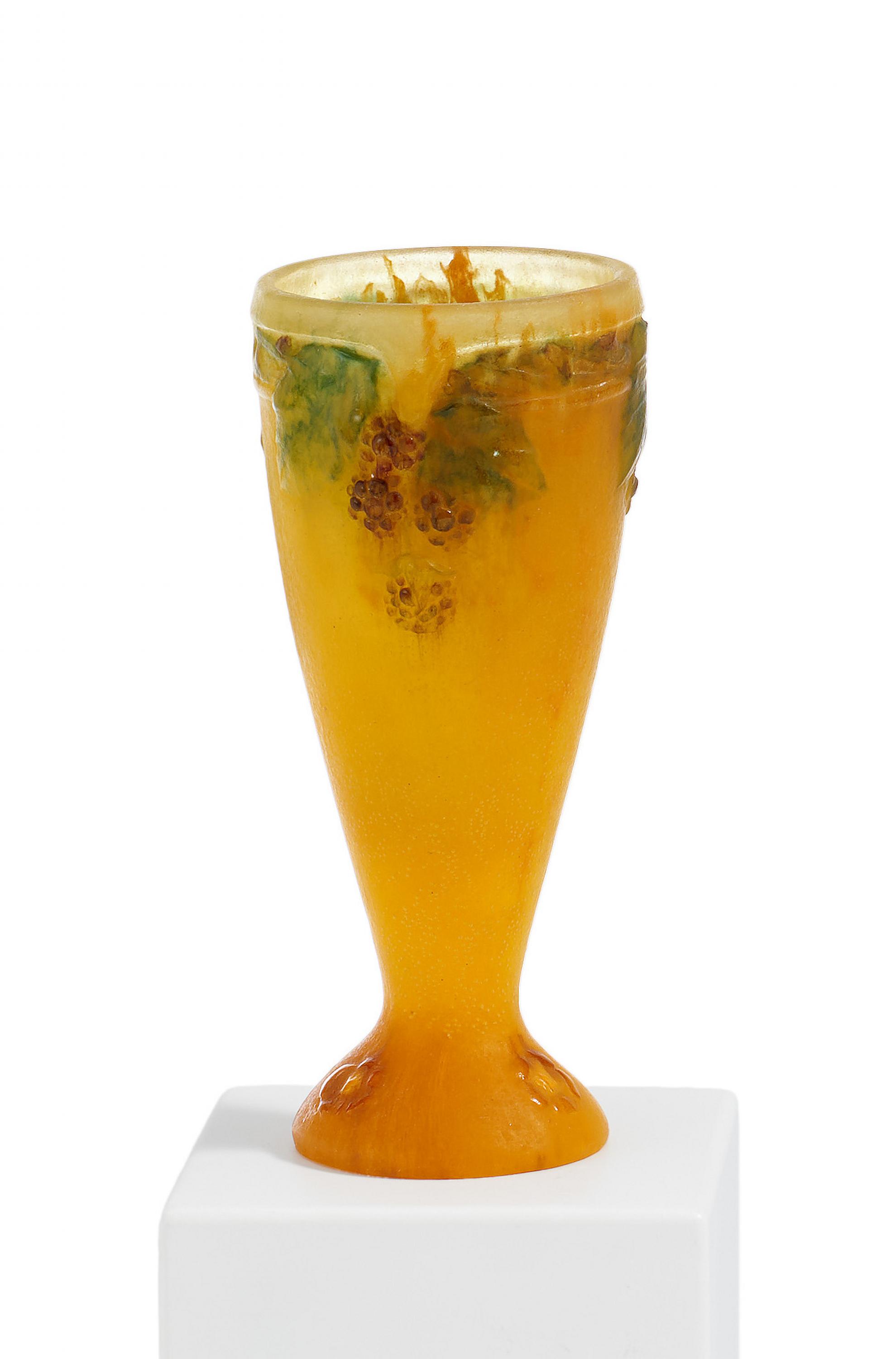 Amalric Walter - Kleine Vase mit Brombeeren, 81684-25, Van Ham Kunstauktionen