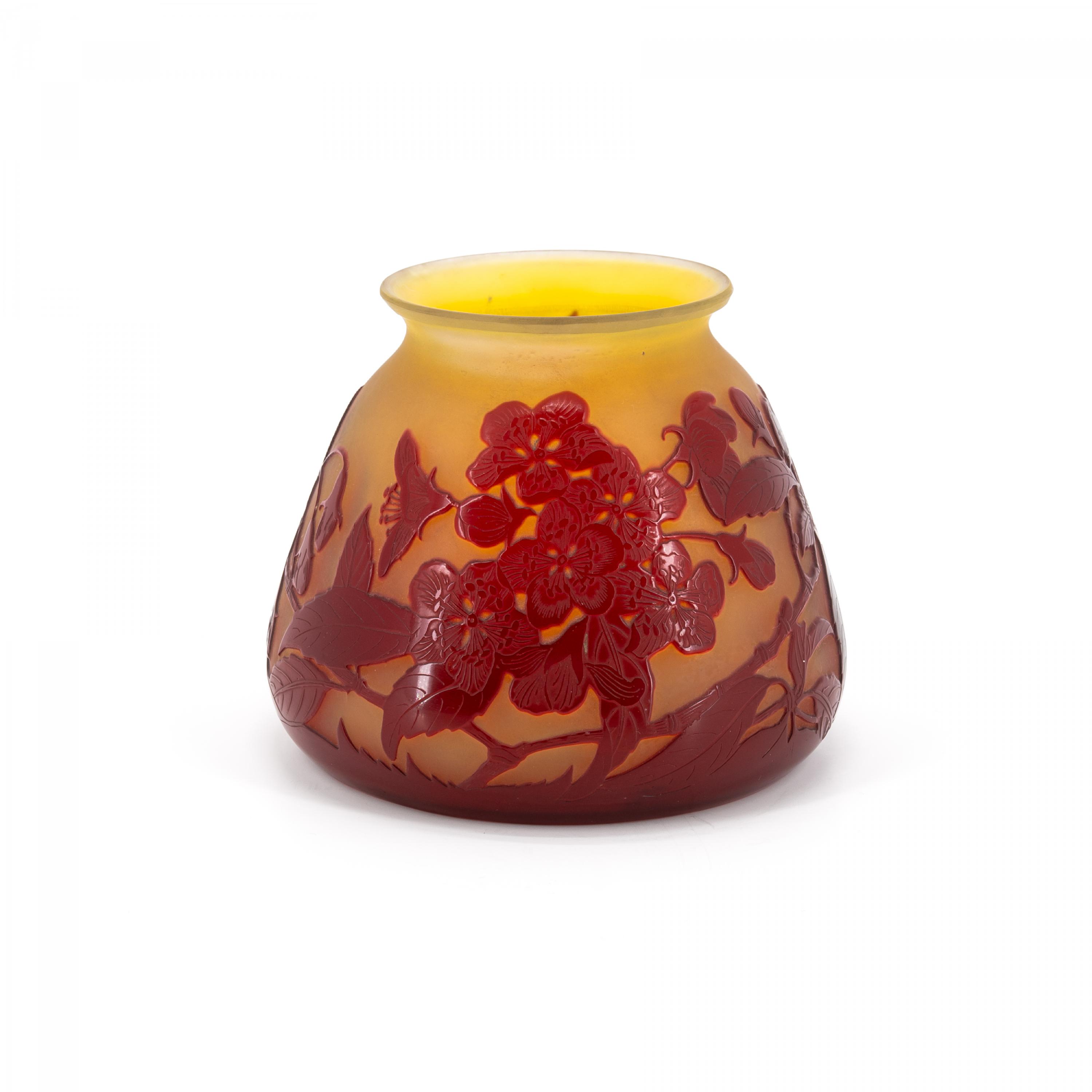 Emile Galle - Kleine bauchige Vase mit Kirschbluetendekor, 79167-1, Van Ham Kunstauktionen