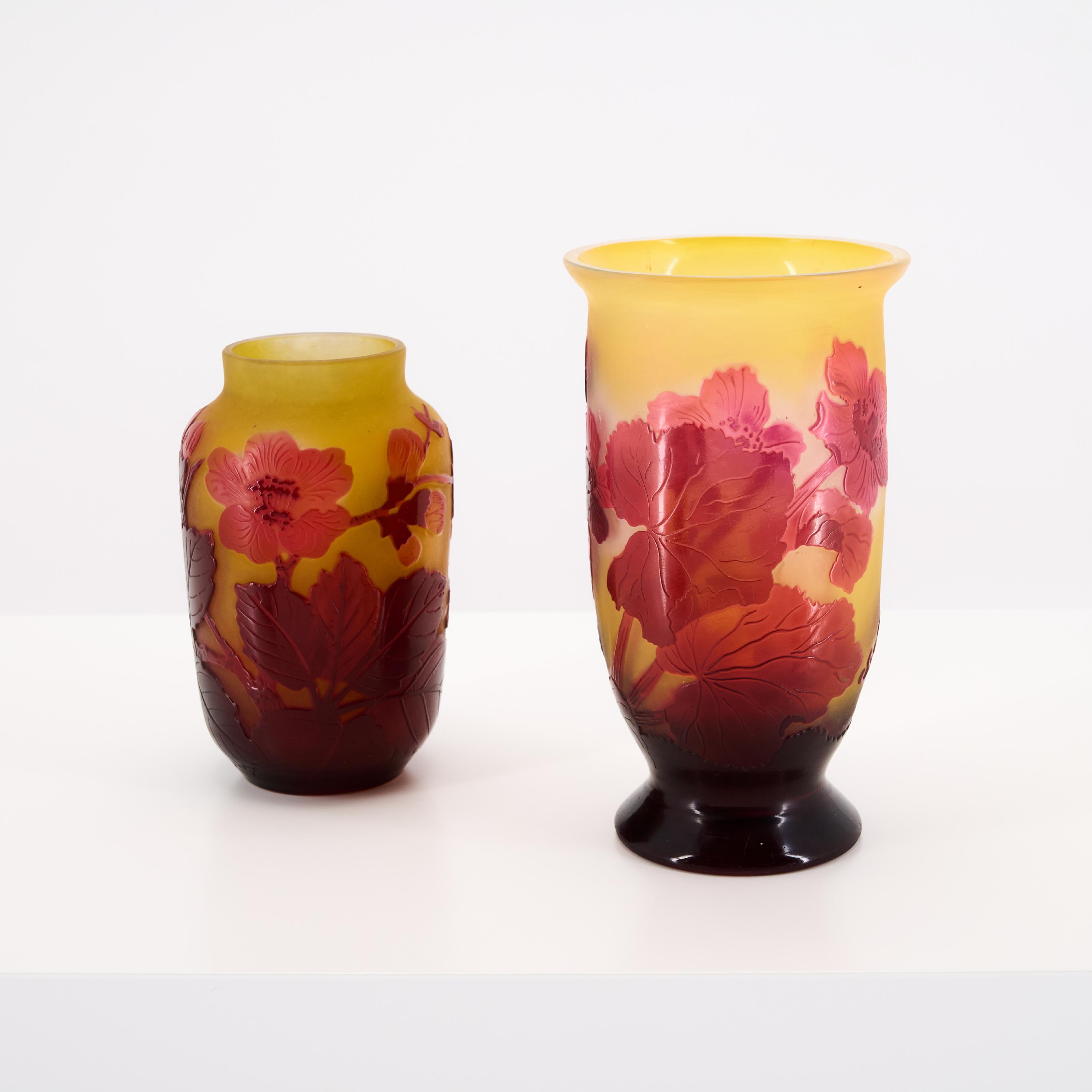 Emile Gallé - Zwei kleine Vasen mit Kirschblüten und Begonien, 81684-19, Van Ham Kunstauktionen