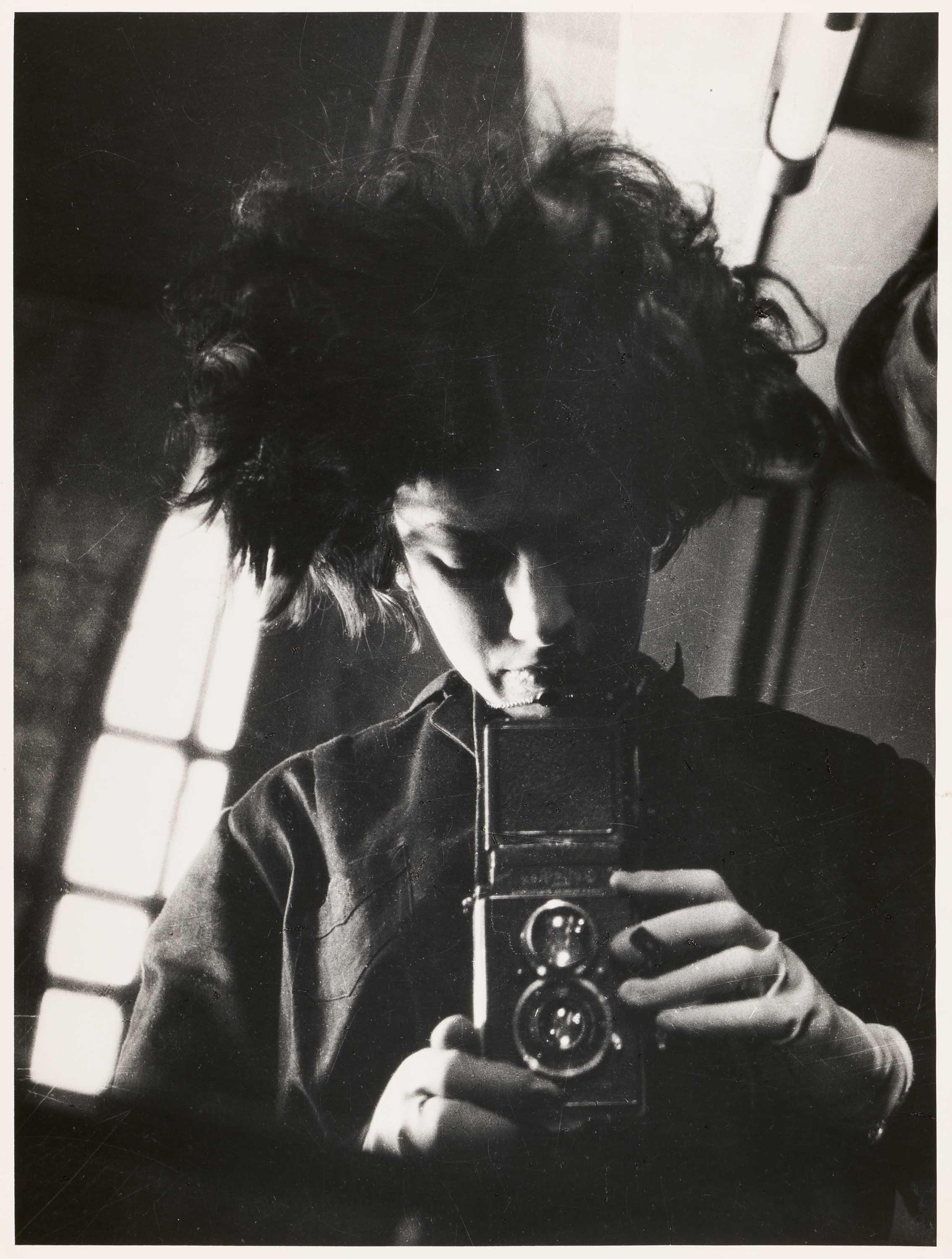 Eva Besnyoe - Selfportrait with camera, 68004-89, Van Ham Kunstauktionen