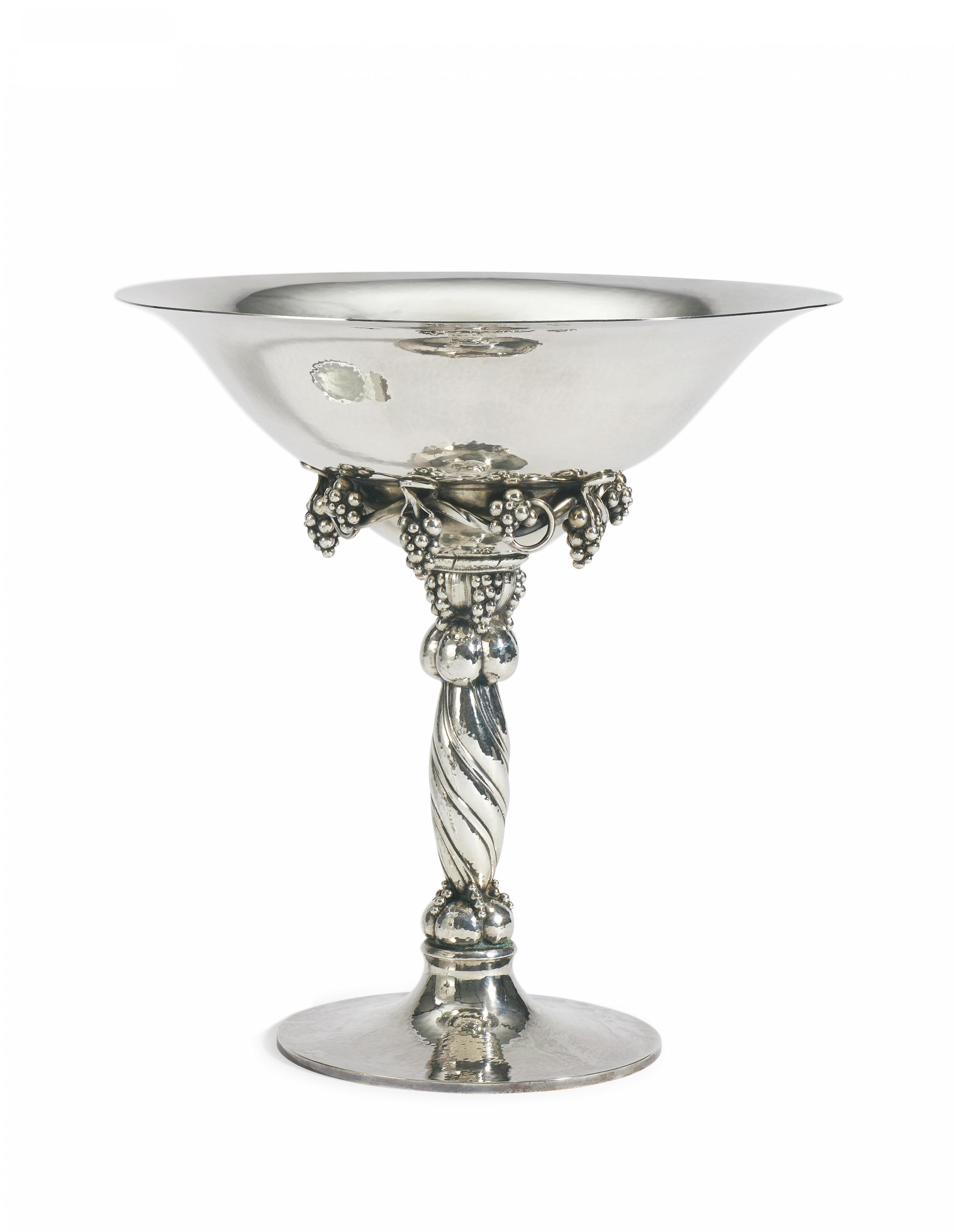 Georg Jensen - Grosser Tafelaufsatz mit Traubendekor, 81826-10, Van Ham Kunstauktionen