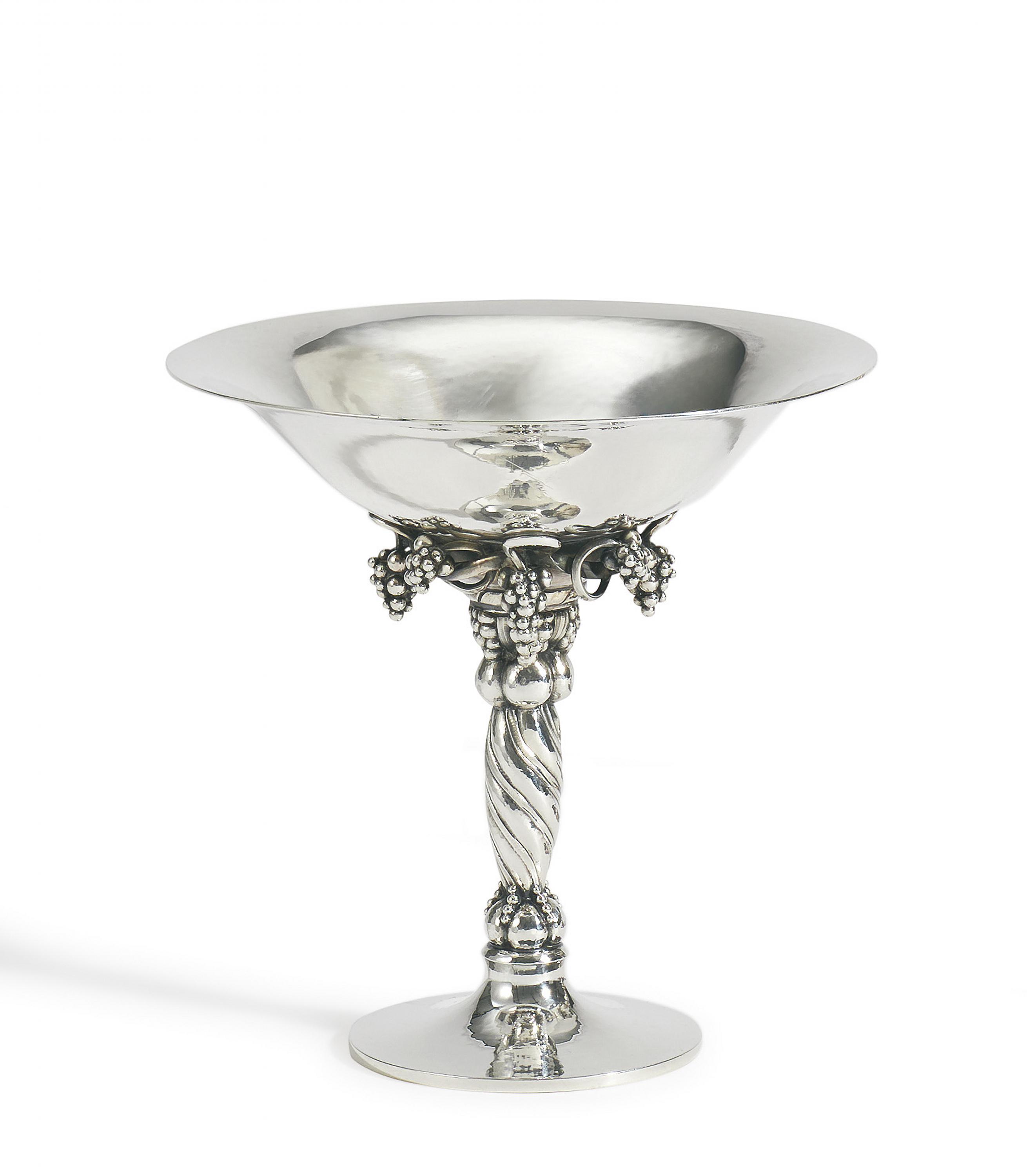 Georg Jensen - Kleine Aufsatzschale mit Traubendekor, 81826-11, Van Ham Kunstauktionen