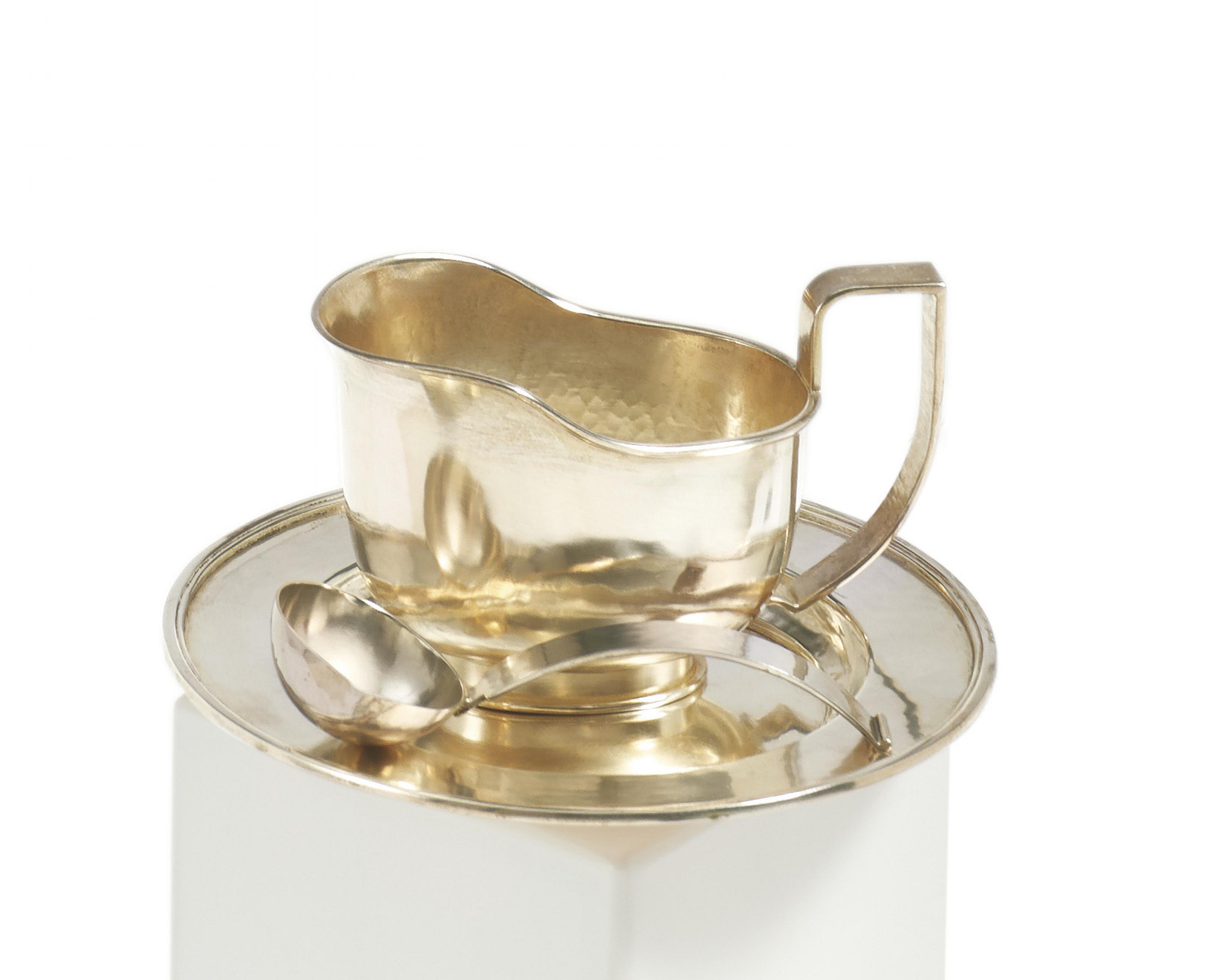 Gumbel  Co - SAUCIERE MIT LOEFFEL AUF RUNDEM UNTERSATZ, 81988-5, Van Ham Kunstauktionen