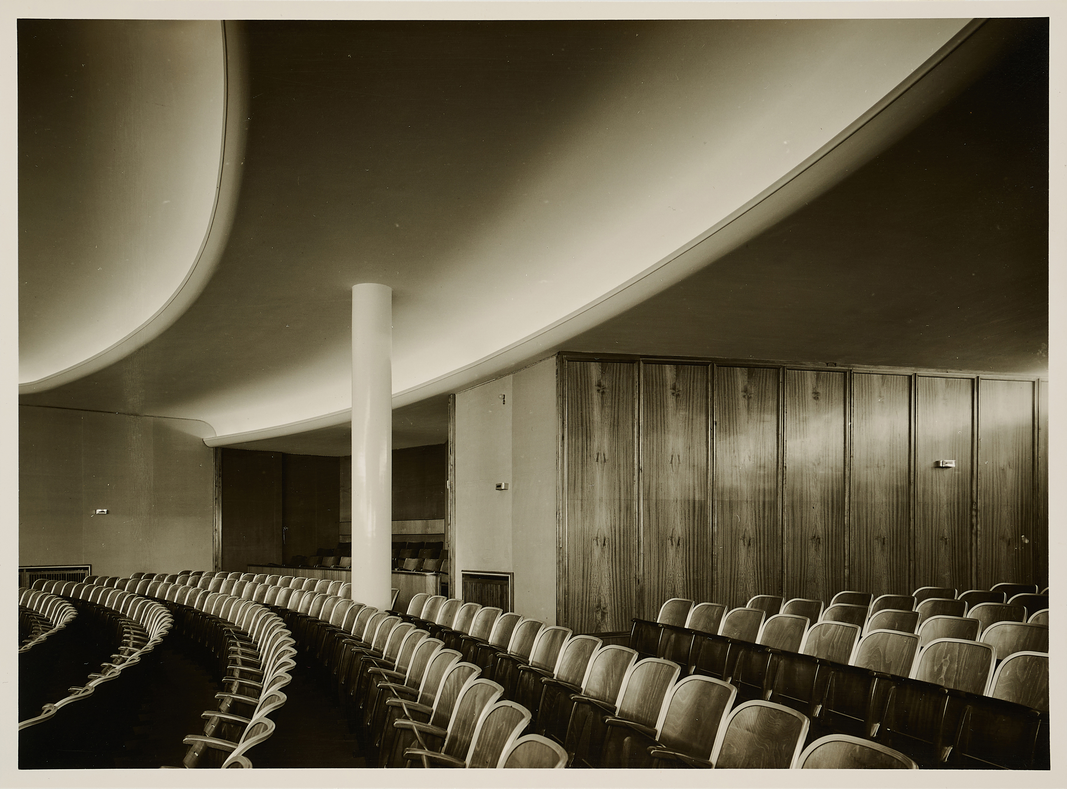 Hugo Schmoelz - Ohne Titel Hoersaal, 81351-92, Van Ham Kunstauktionen