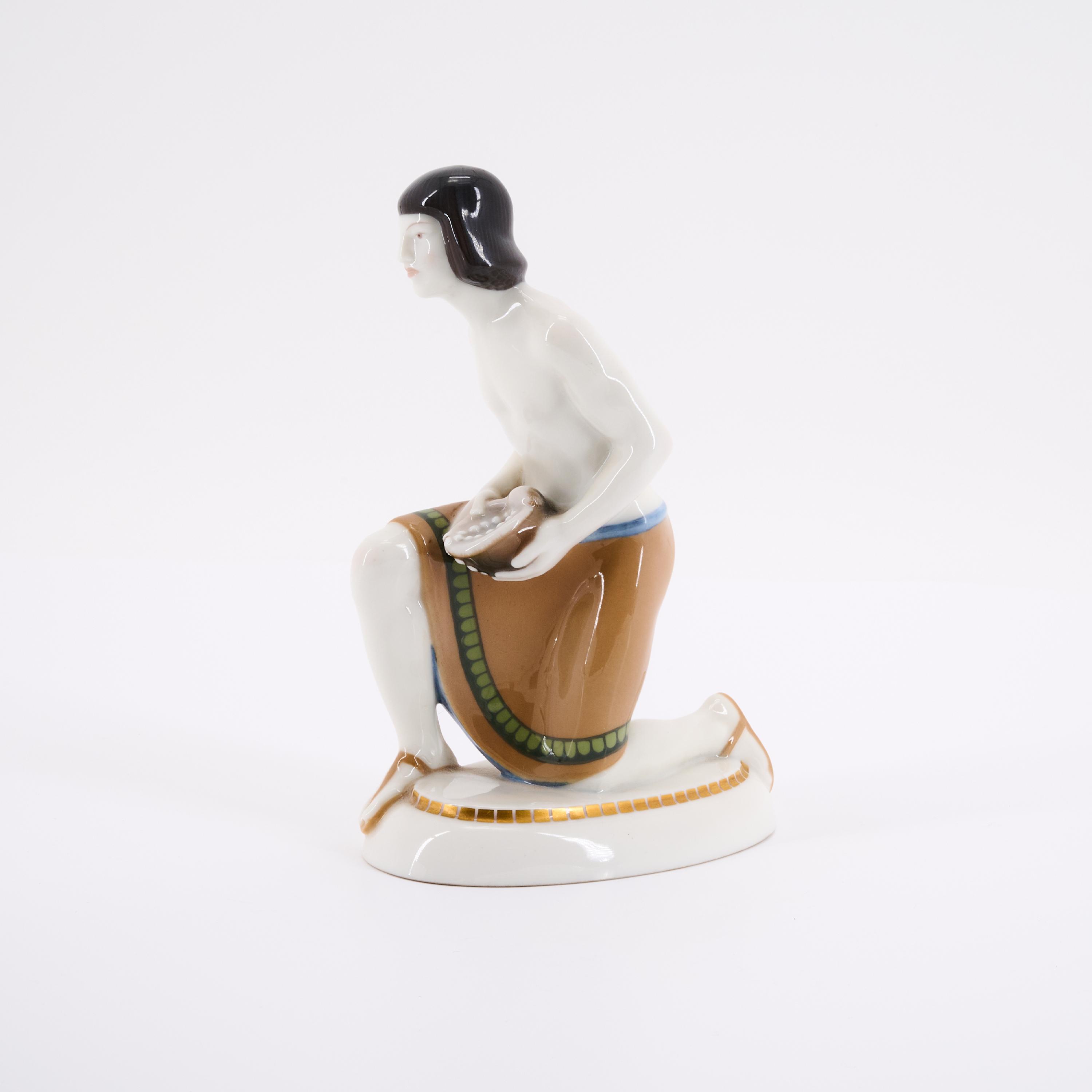 KPM - Kniender Aegypter mit Perlen aus dem Hochzeitszug, 81385-1, Van Ham Kunstauktionen