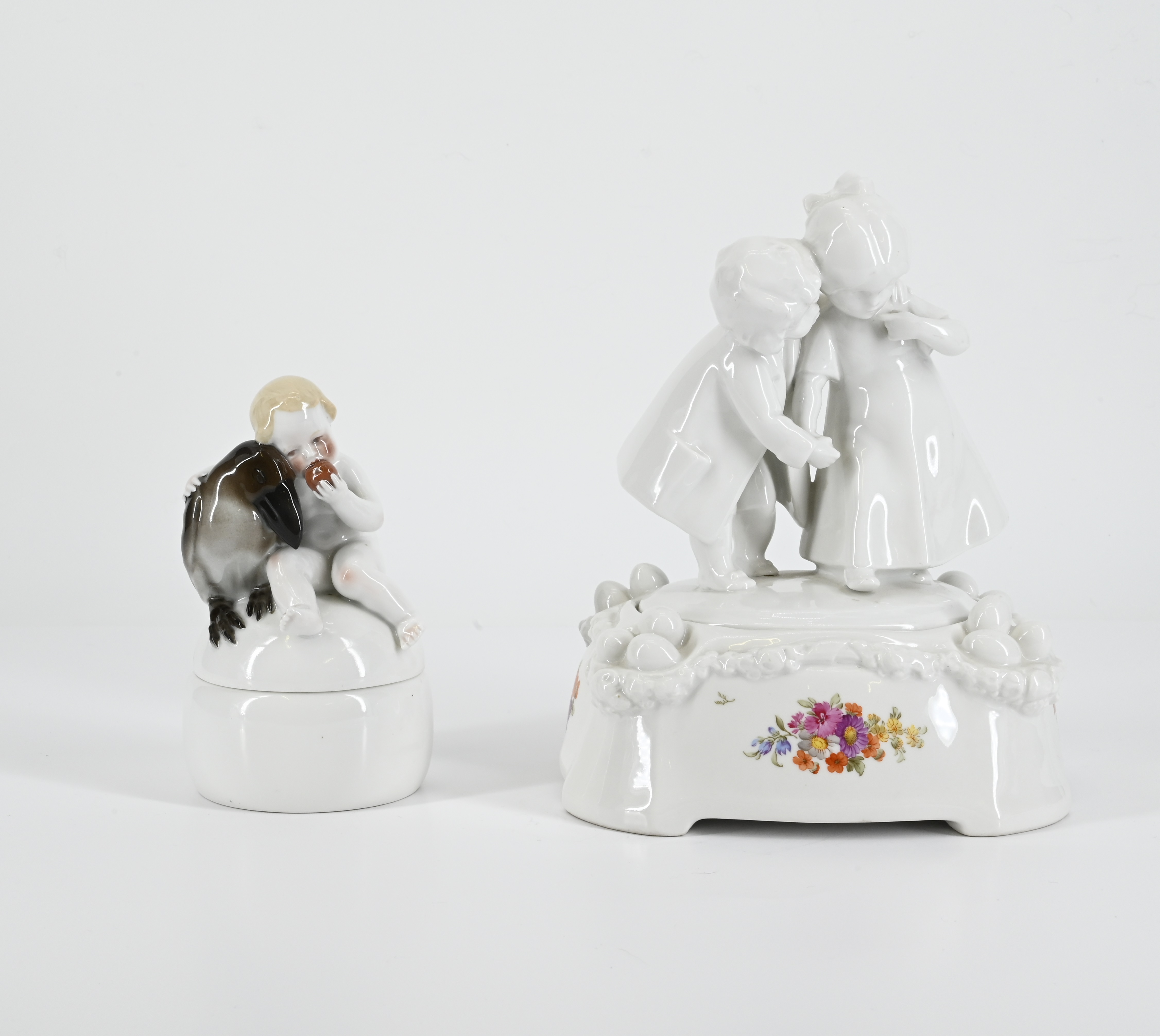 KPM - Zwei Dosen mit Kinderfiguren und Spreewaelder Kind mit Schirm, 75074-4, Van Ham Kunstauktionen