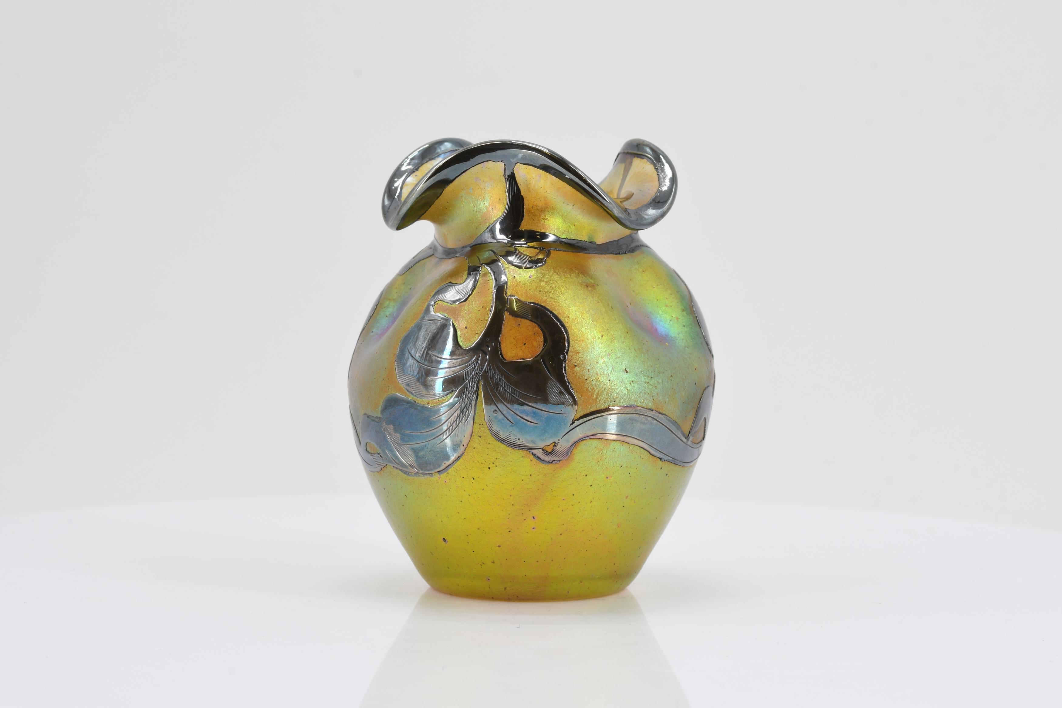Loetz Witwe - Kleine Vase mit floralem Dekor, 75411-5, Van Ham Kunstauktionen