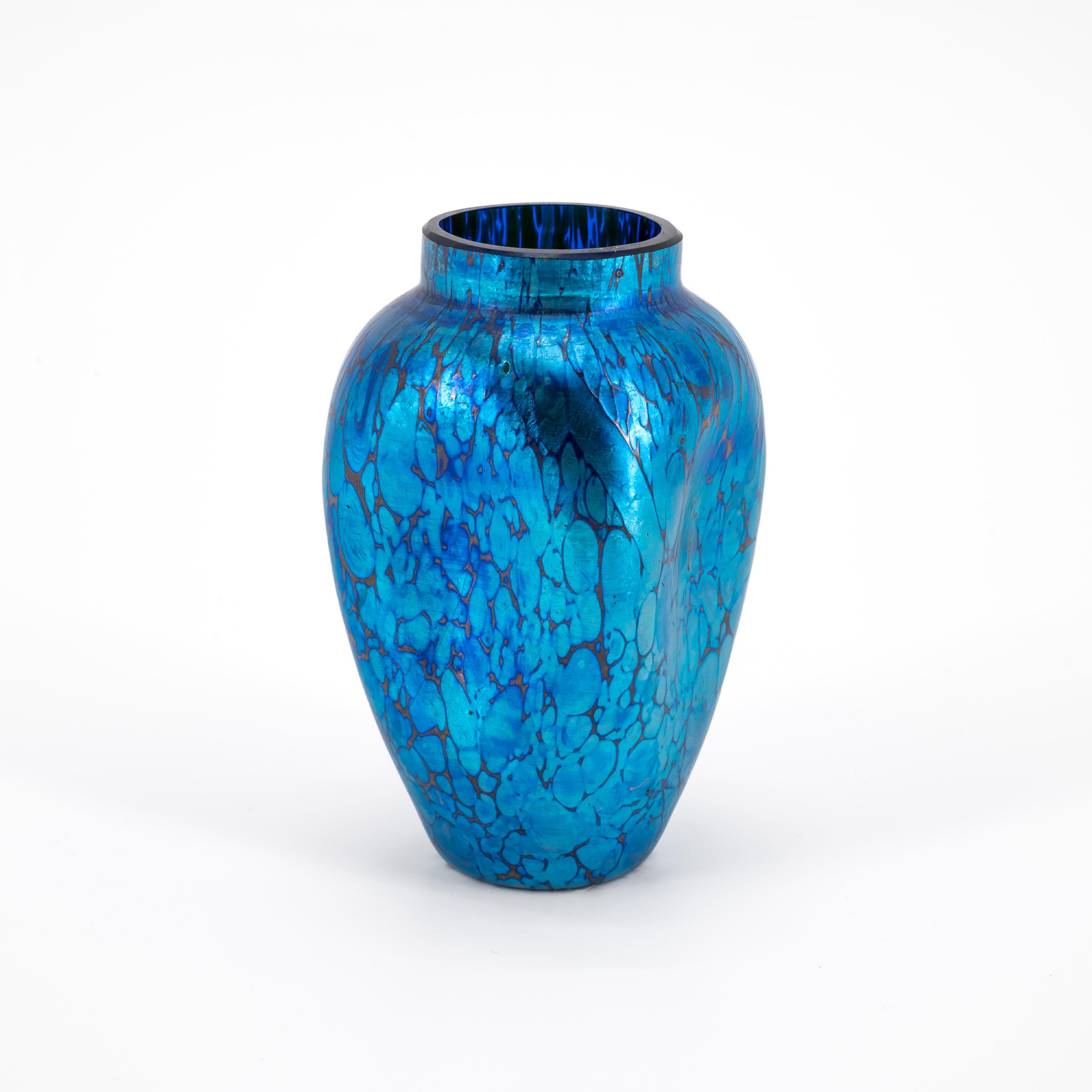 Louis Comfort Tiffany - Kleine elektrisch-blaue Favrile-Glasvase, 77461-4, Van Ham Kunstauktionen