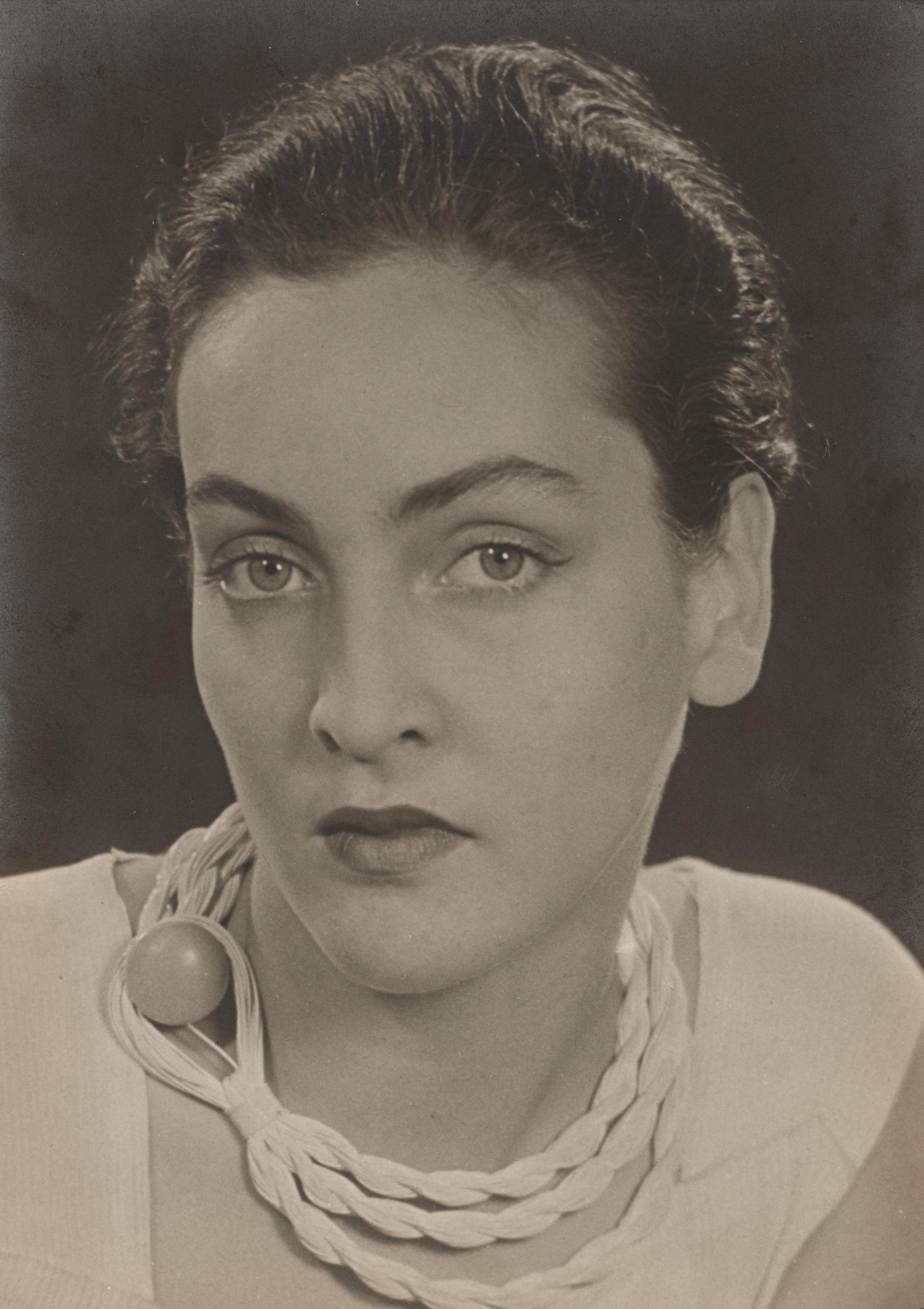 Man Ray - Meret Oppenheim with Necklace, 82008-202, Van Ham Kunstauktionen