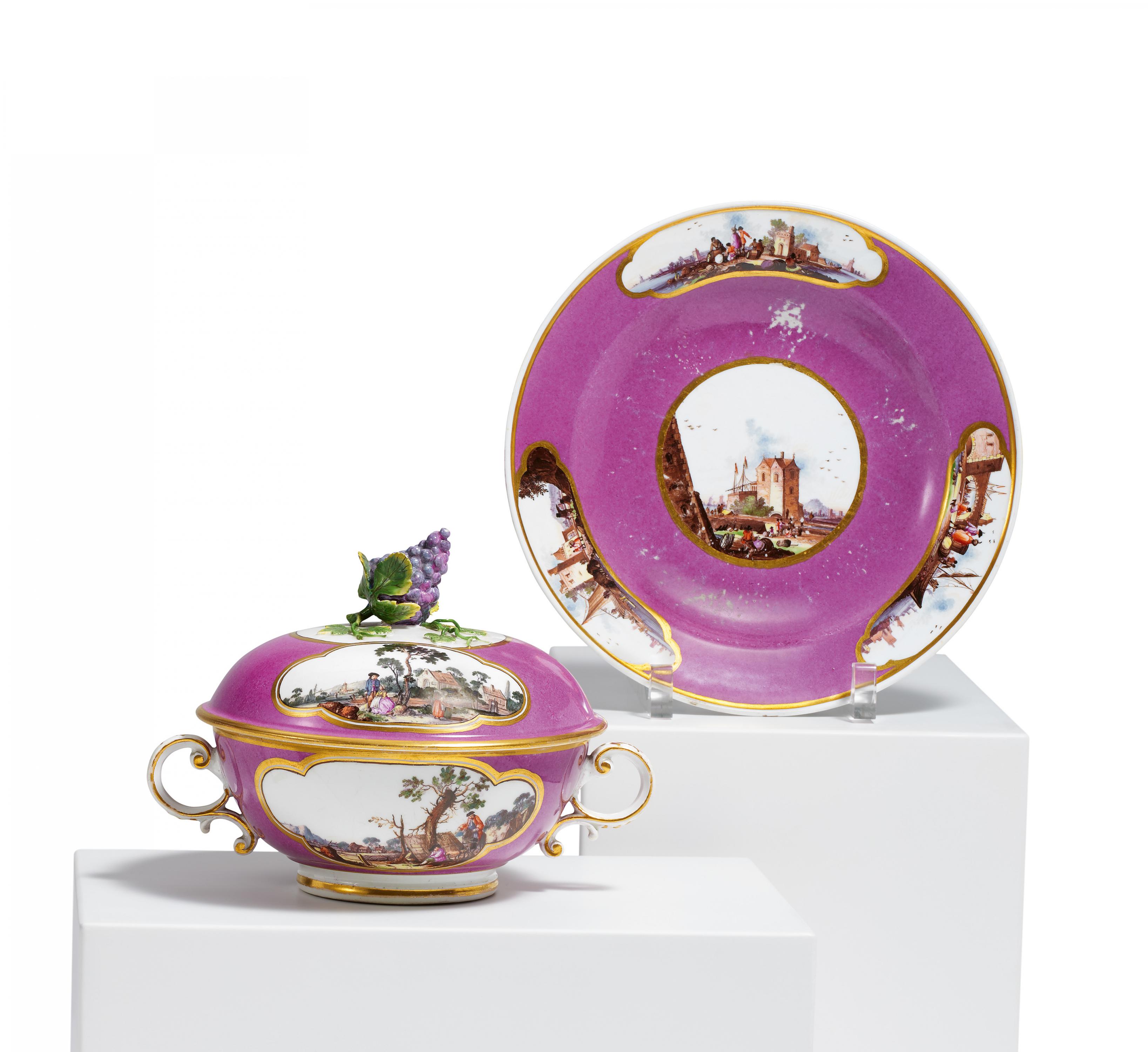 Meissen - Purpurfond Deckelterrine auf Presentoire mit Kauffahrteiszenen, 81741-10, Van Ham Kunstauktionen