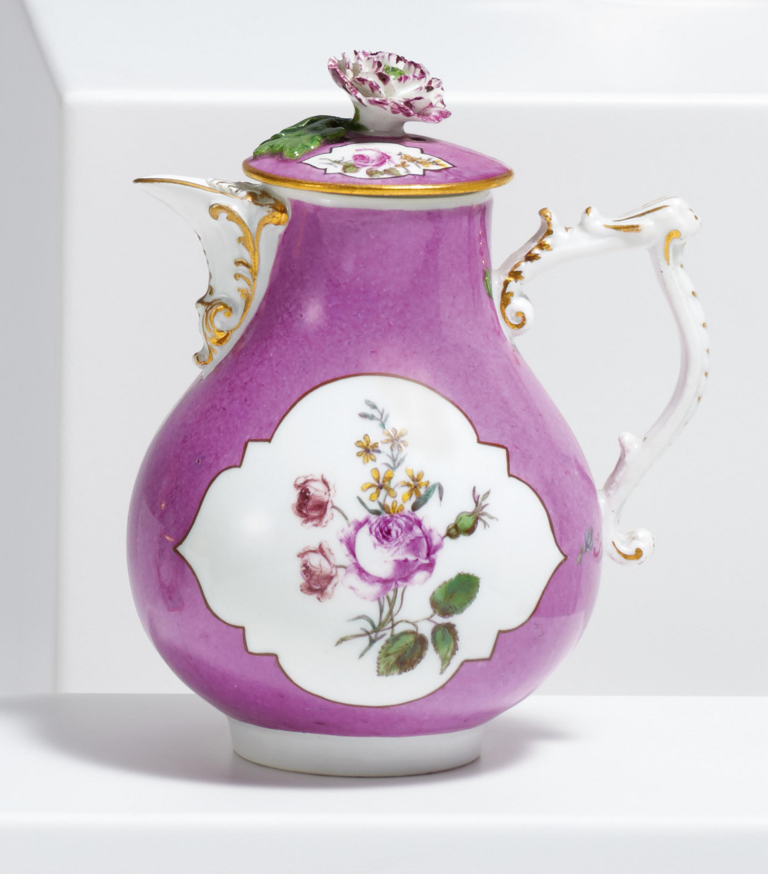 Meissen - Purpurfond Kaennchen mit Blumenmalerei, 81741-8, Van Ham Kunstauktionen