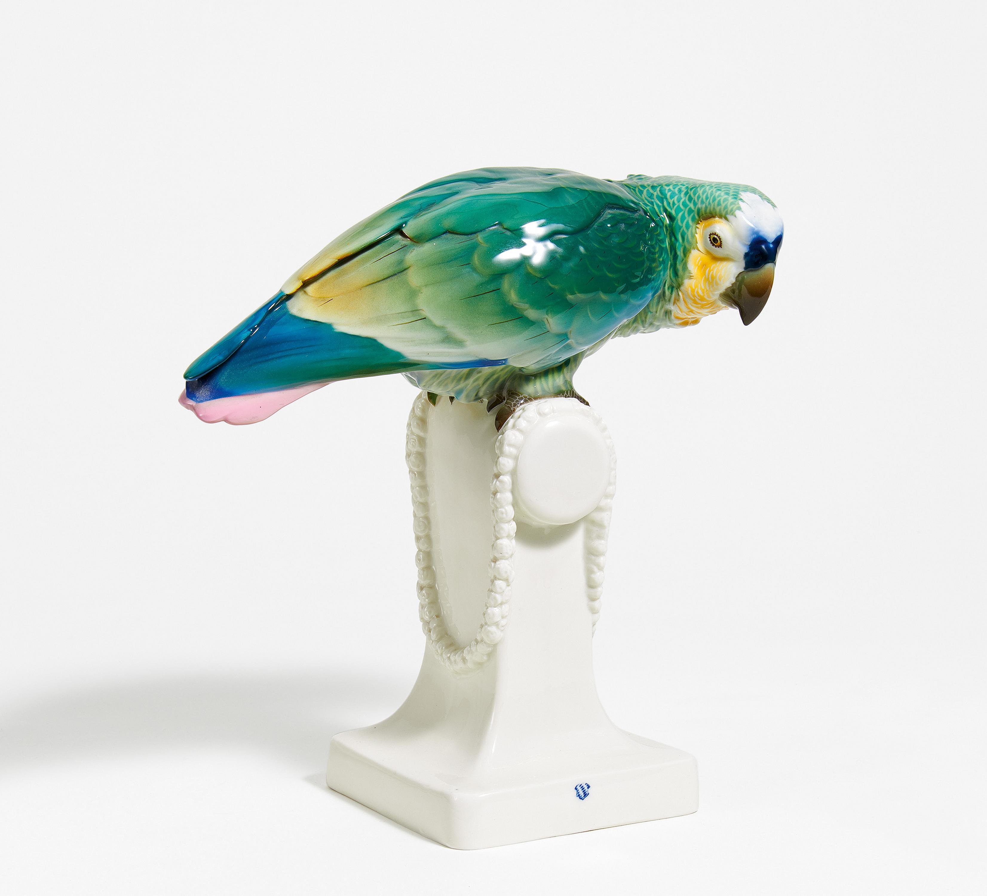 Nymphenburg - Papagei auf Sockel mit Girlande, 68400-3, Van Ham Kunstauktionen