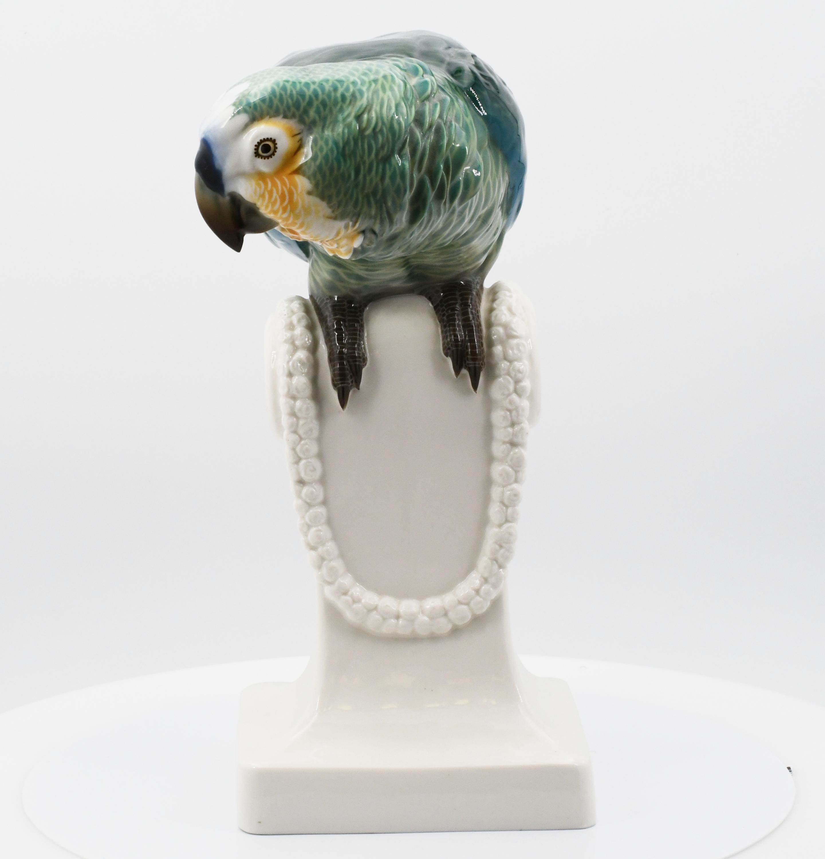 Nymphenburg - Papagei auf Sockel mit Girlande, 68400-3, Van Ham Kunstauktionen