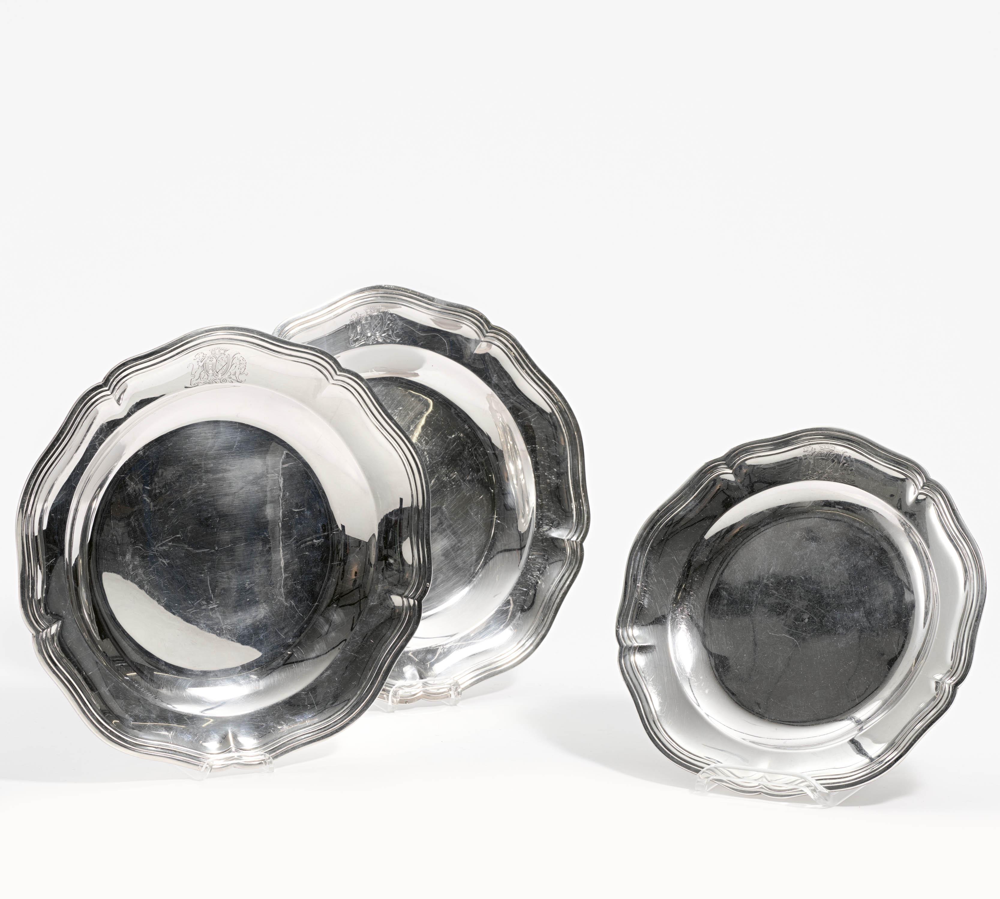 Paris - Paar groessere und ein kleinerer Teller mit Allianzwappen, 73649-12, Van Ham Kunstauktionen