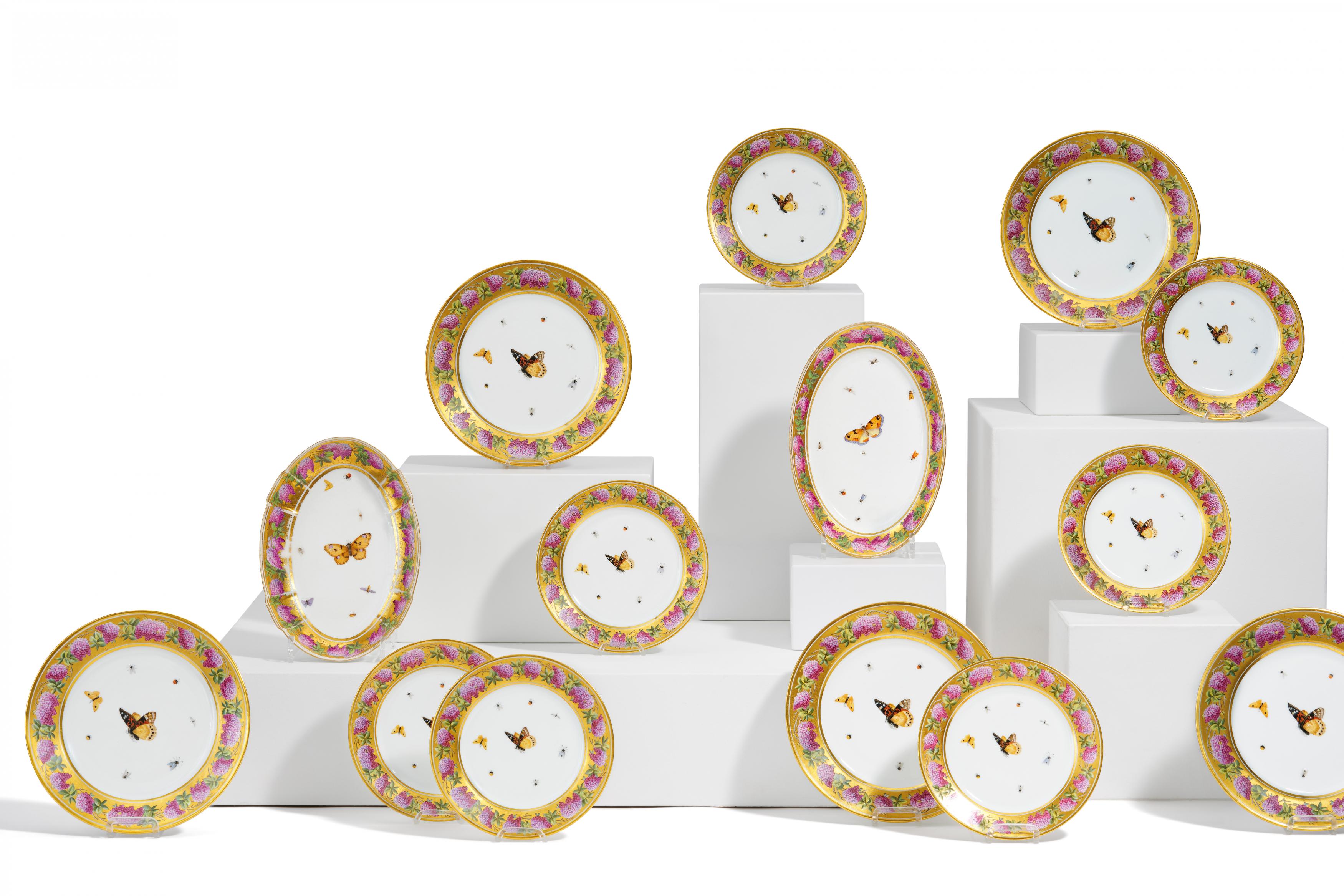 Porzellanmanufaktur MS Kuznetsov - Umfangreiches Speiseservice mit Fliederzweigen und Schmetterlingen, 81590-1, Van Ham Kunstauktionen