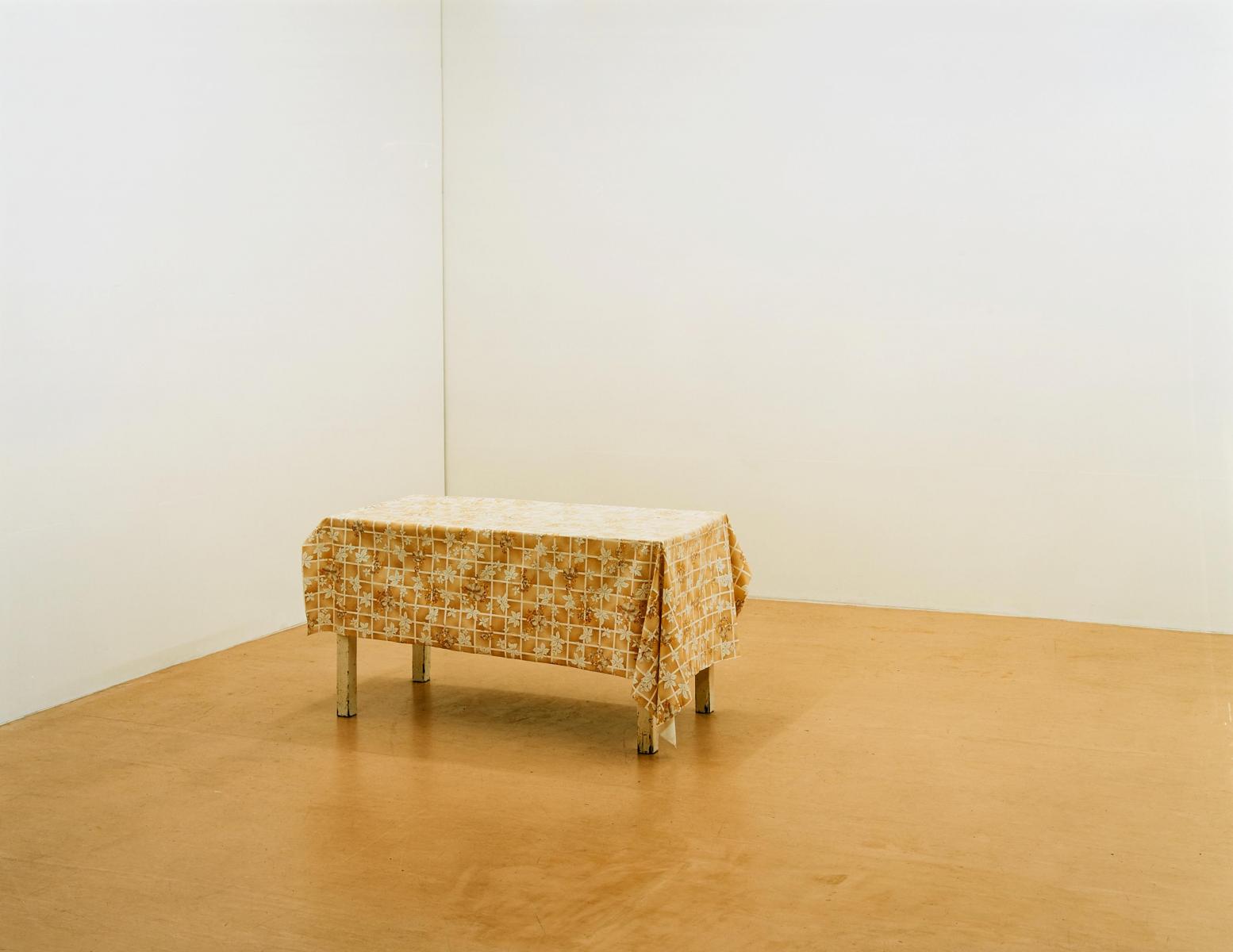 Ricarda Roggan - Tisch mit weissen Beinen, 56801-2412, Van Ham Kunstauktionen