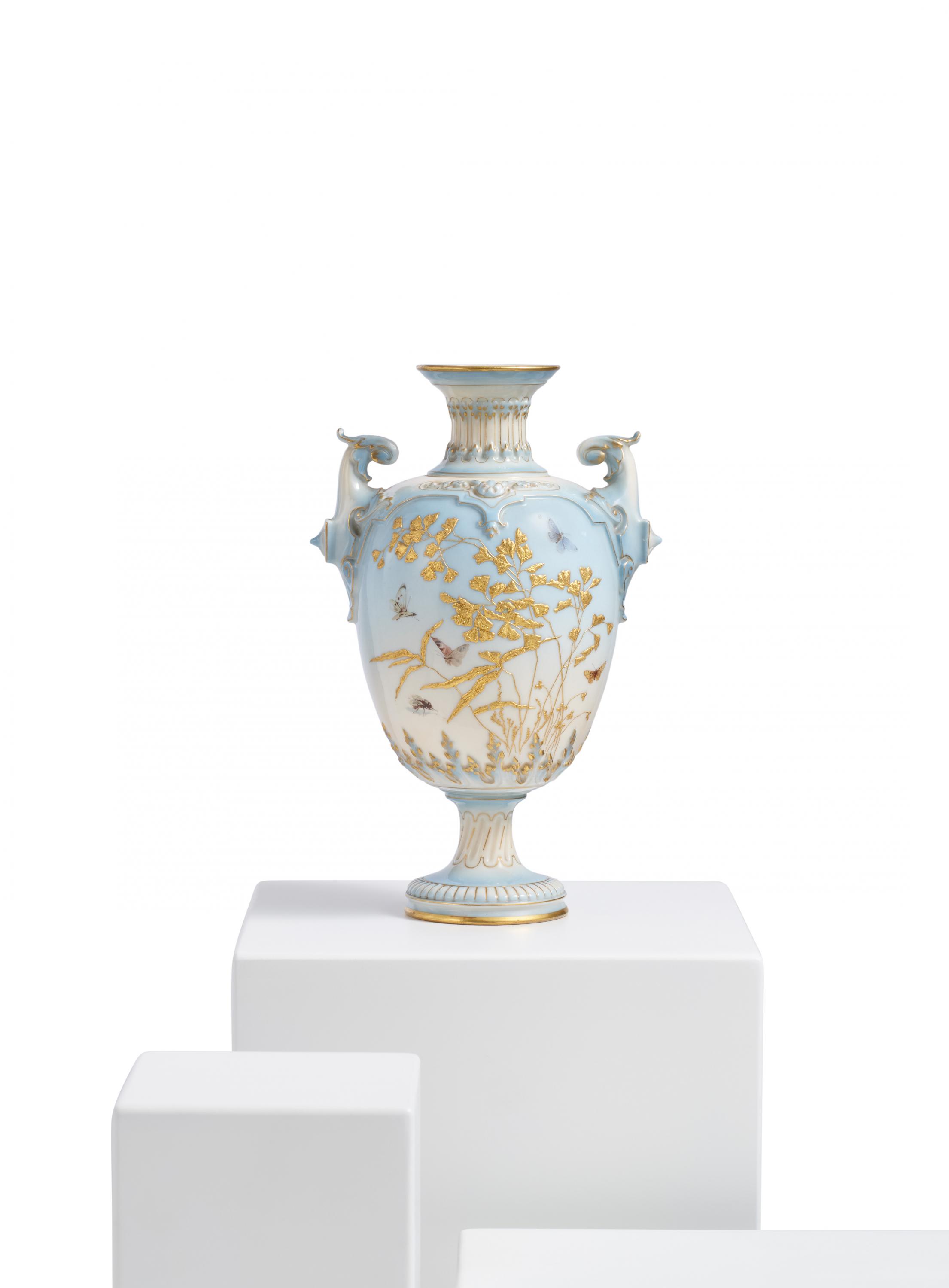 Royal Worcester - Seltene Vase mit Farn-Dekor und Schmetterlingen, 82048-1, Van Ham Kunstauktionen