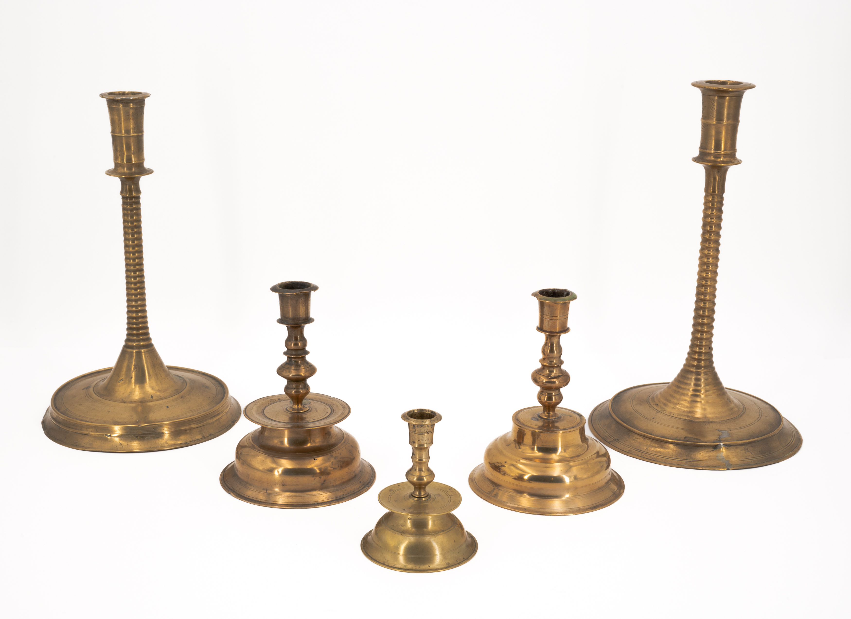 Sueddeutschland - Drei Glockenfussleuchter und zwei Spulenleuchter, 73361-10, Van Ham Kunstauktionen