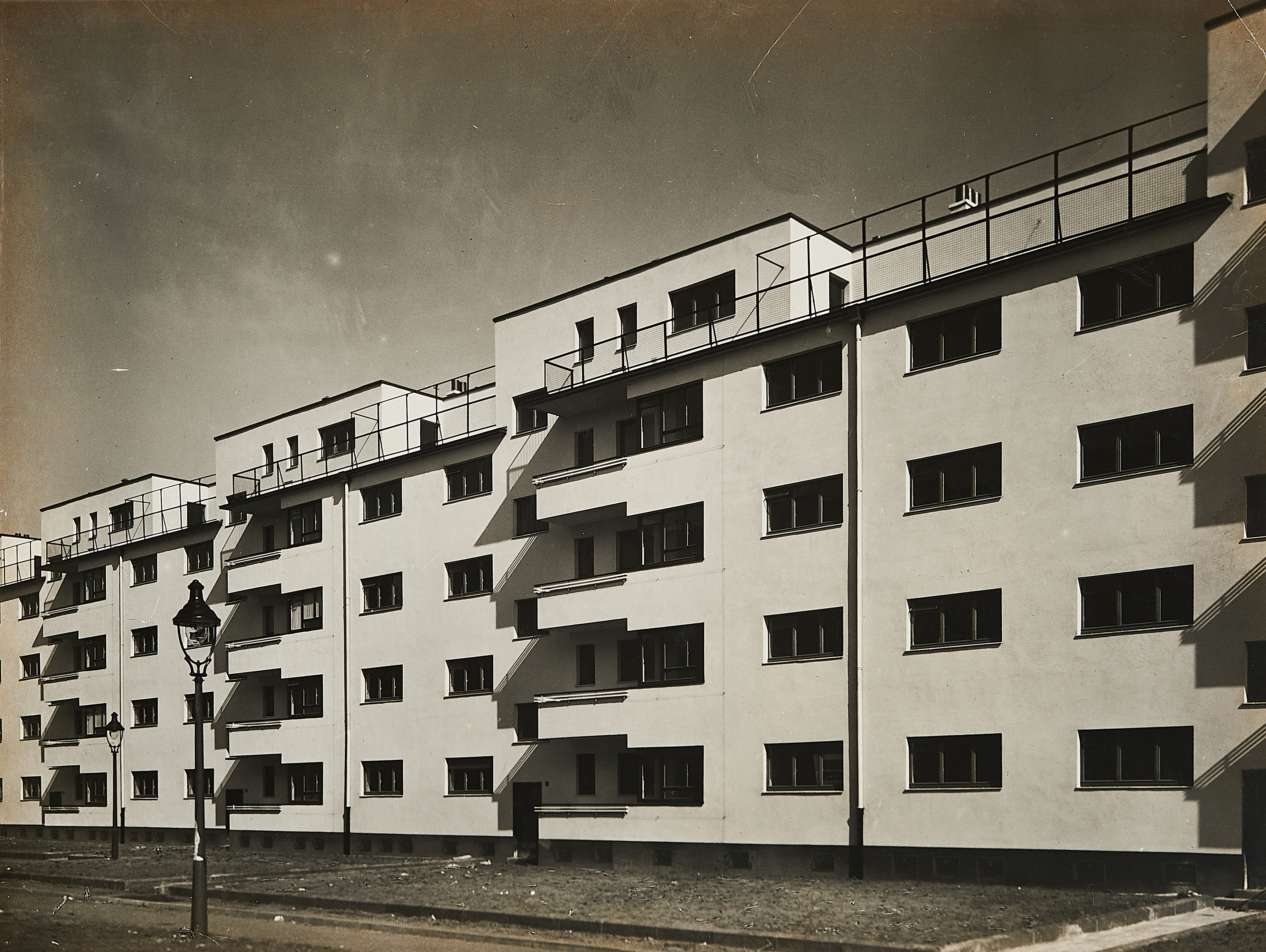Werner Mantz - Siedlung Koeln-Kalkerfeld Schraegansicht eines Wohnblocks, 70001-806, Van Ham Kunstauktionen