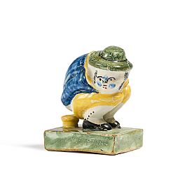 Delft - Kleine Figur eines hockenden Mannes auf Nachttopf, 75169-2, Van Ham Kunstauktionen