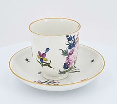 Meissen - Tasse und Untertasse mit Fruechten und Insekten, 73258-11, Van Ham Kunstauktionen