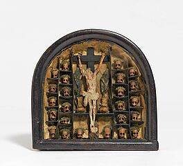 Sueddeutsch - Kleiner Schaukasten mit Kruzifix flankiert von Totenschaedeln, 68008-362, Van Ham Kunstauktionen