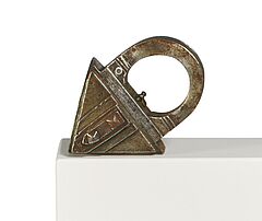Dreieckiges Vorhangschloss mit geaetztem Dekor, 80896-26, Van Ham Kunstauktionen
