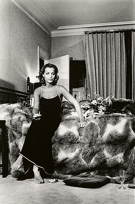 Helmut Newton - Portrait of Romy Schneider at Home Paris, 82008-32, Van Ham Kunstauktionen