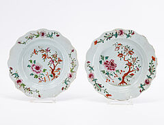 Gruppe aus neun Tellern mit verschiedenen Dekoren Famille Rose, 79866-19, Van Ham Kunstauktionen