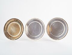 Drei Platzteller, große ovale Obstschale, 79883-75, Van Ham Kunstauktionen