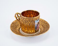 KPM - Ziertasse und Untertasse mit mythologischer Szene und Reliefdekor, 76195-8, Van Ham Kunstauktionen
