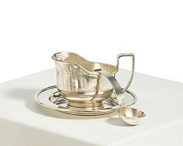 Gumbel Co - Sauciere mit Loeffel auf rundem Untersatz, 81988-4, Van Ham Kunstauktionen