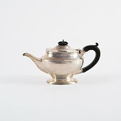 Teekanne, Zuckerschale, Milchkännchen mit martellierter Oberfläche, 79883-74, Van Ham Kunstauktionen