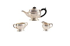 Teekanne, Zuckerschale, Milchkännchen mit martellierter Oberfläche, 79883-74, Van Ham Kunstauktionen