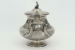 Emile Hugo - Vierteiliges Service mit reichen figuerlichen Szenen, 70398-1, Van Ham Kunstauktionen