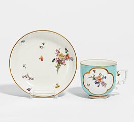 Meissen - Tasse und Untertasse mit blauem Fond, 73258-14, Van Ham Kunstauktionen