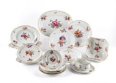 KPM - 84 Teile aus einem Speiseservice Reliefzierrat mit Blumendekor, 76895-5, Van Ham Kunstauktionen