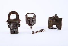 Drei Vorhangschlösser in unterschiedlichen Formen, 81851-13, Van Ham Kunstauktionen