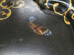 England - Regency Lacktablett mit floralem Dekor und Schmetterling, 73676-10, Van Ham Kunstauktionen