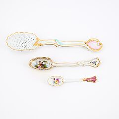 Meissen - Ein Loeffel mit galanter Szene ein Loeffel mit Blumen amp ein Streuloeffel, 80922-45, Van Ham Kunstauktionen