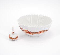 Meissen - Kannelierte Schale und kleiner Flakon Dekor Roter Drache, 76821-255, Van Ham Kunstauktionen